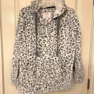 Women’s cozy Sherpa-like pullover